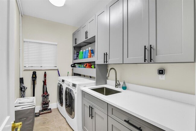 Building Photo - 319 S Riverside Dr