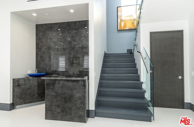 Building Photo - 2122 Castle Heights Ave