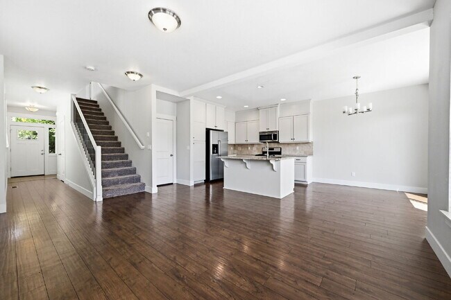 Building Photo - 3BR/2.5BA Townhome in Larkspur — Old Mill, Downtown & Bachelor All Close By