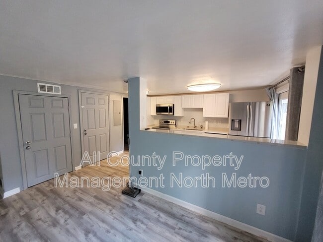 Building Photo - 5606 Roberts Dr