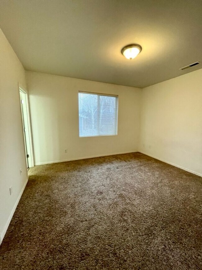 Building Photo - Cozy 3 Bedroom Home in SW Bend!