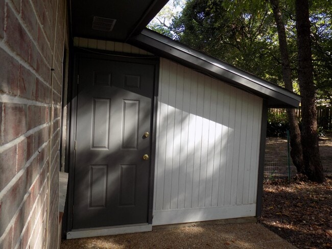 Building Photo - 2129 Corinne St