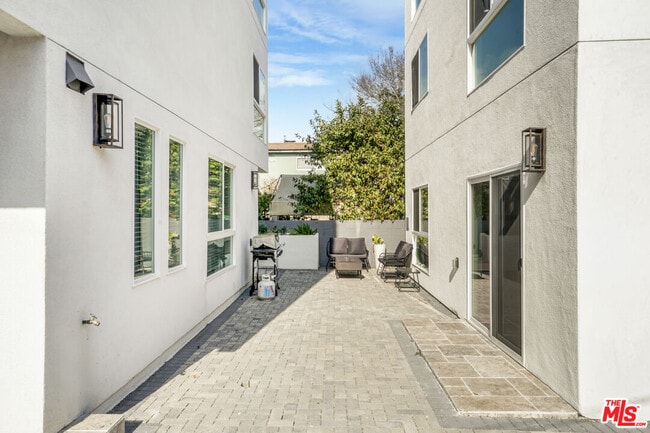 Building Photo - 2057 S Garth Ave