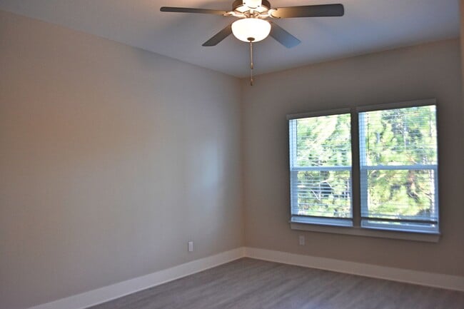 Building Photo - Available June 2025-Garage Unit Verandas a...