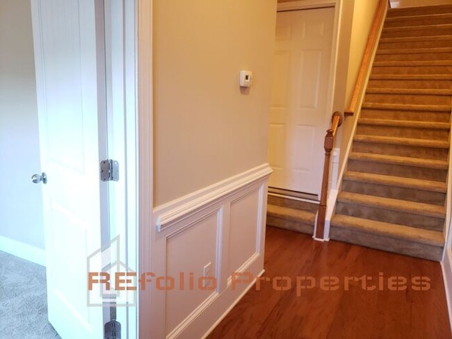 Building Photo - Lovely 3 Story 3 Bedroom 3.5 Bath 1 Car-Ga...