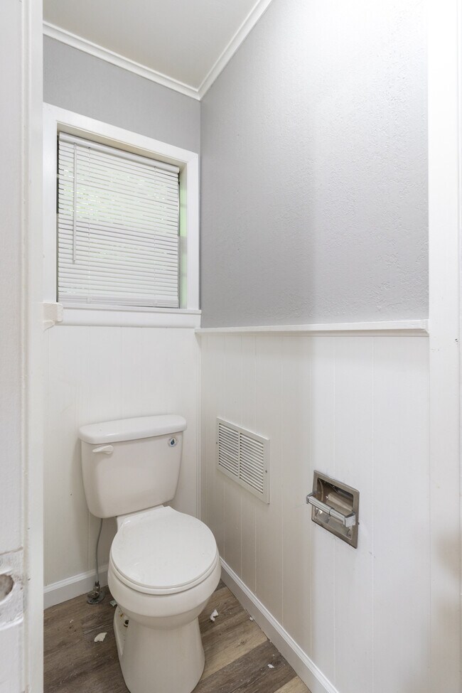 Building Photo - 630 Colonial Dr