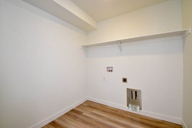 Building Photo - Spacious Saratoga Springs 4 Bed 3.5 Bath Corner Home with Stunning Views