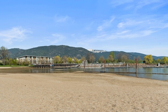 Building Photo - 900 Westwood Dr