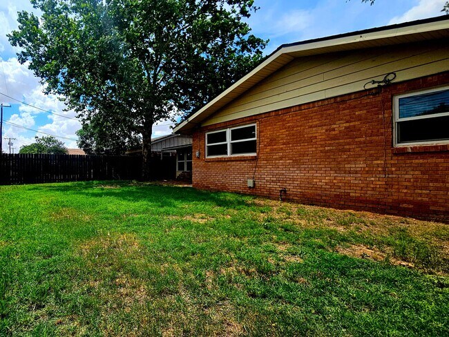 Building Photo - Beautiful 3 Bedroom Home With A Huge Bonus...