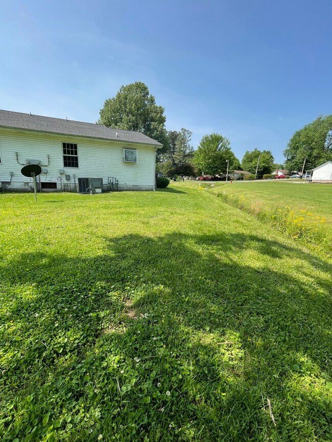 Building Photo - 425/427 E 2nd Ave