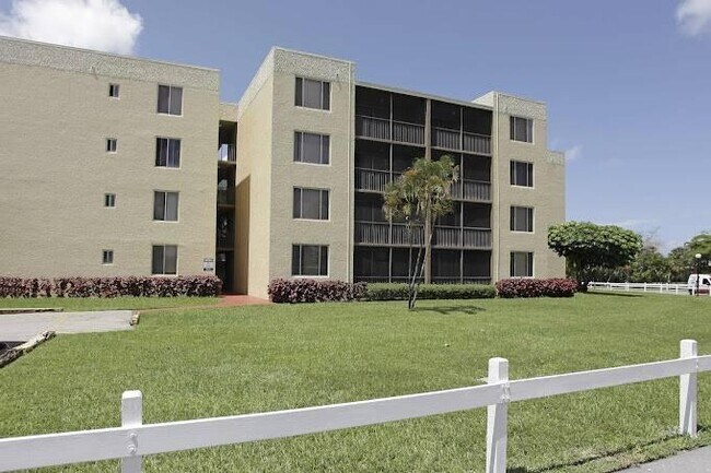 Building Photo - 2.0 bedroom in Lauderdale Lakes Florida 33311
