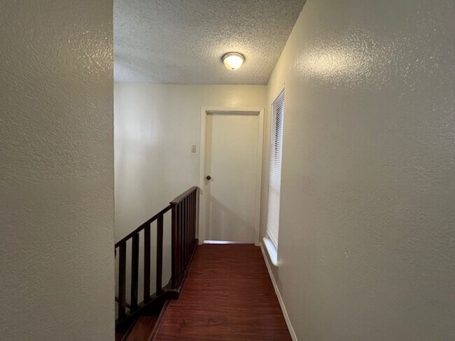 Building Photo - Quadrangle Townhome