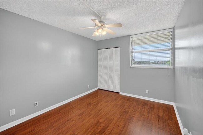 Building Photo - 115 Lake Emerald Dr