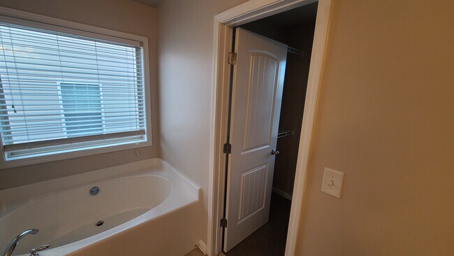 Master bath - 383 Edgemont Ave