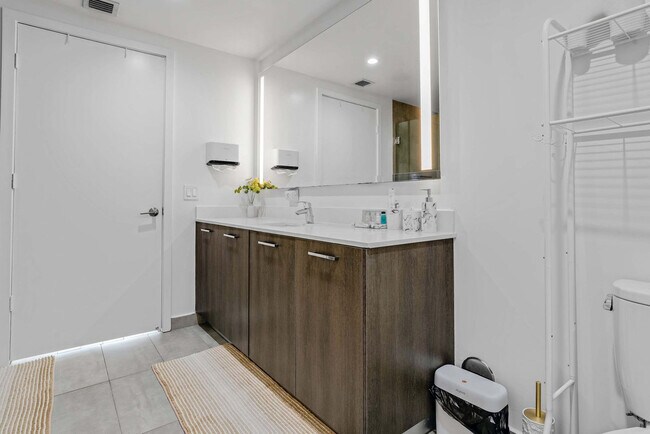 Building Photo - 404 NE 2nd Ave