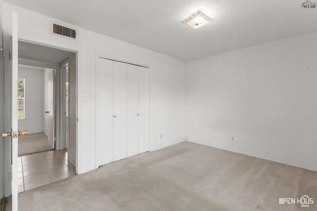 Building Photo - 212 Dirks Dr