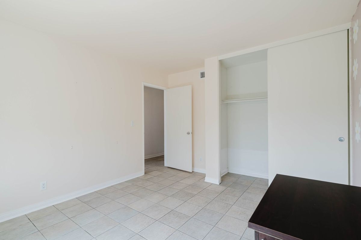 Building Photo - 906 Whitehaven Terrace