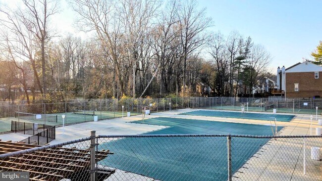 Building Photo - 10636 Montrose Ave