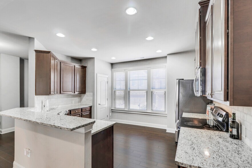 Building Photo - 5084 Whiteoak Ter SE