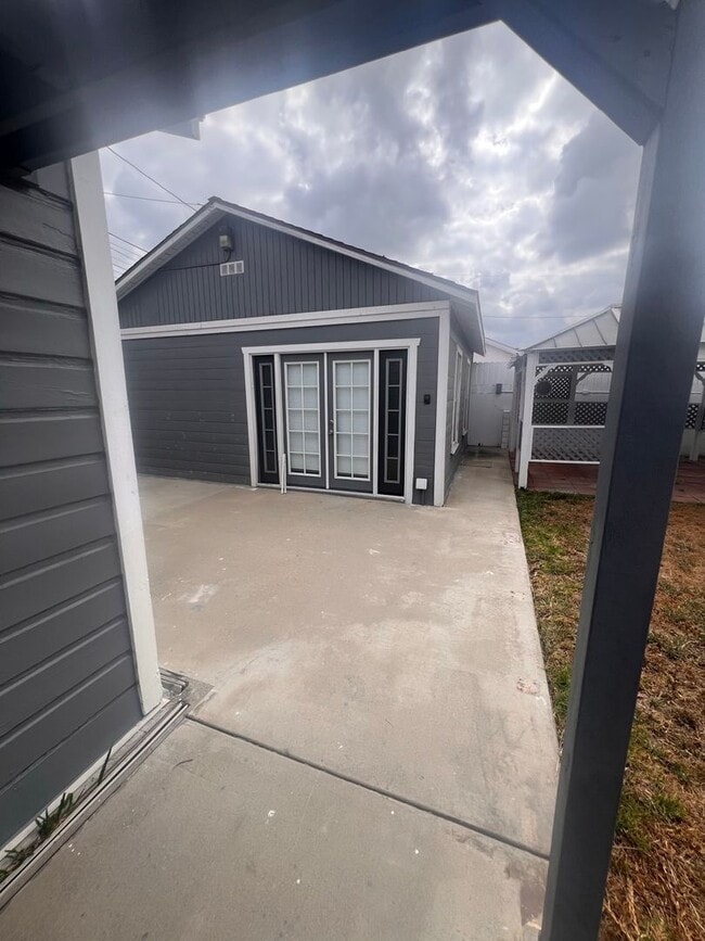 Building Photo - Beautiful 3 Bed / 2 Bath Home with Detached Bonus Space