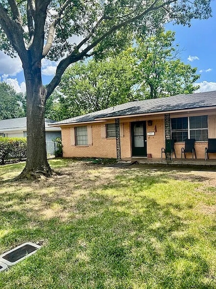 Building Photo - Room in House on E Mona Ave