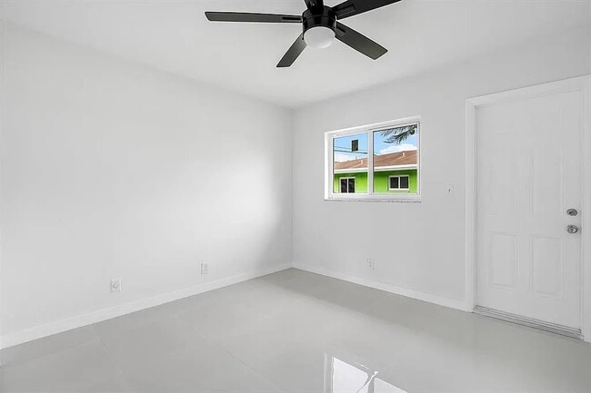 Building Photo - 1901 NW 14th Ave