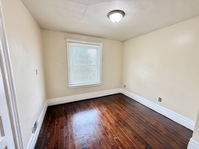 Building Photo - 4/2 Single Family Home | Hardwood Floors |...