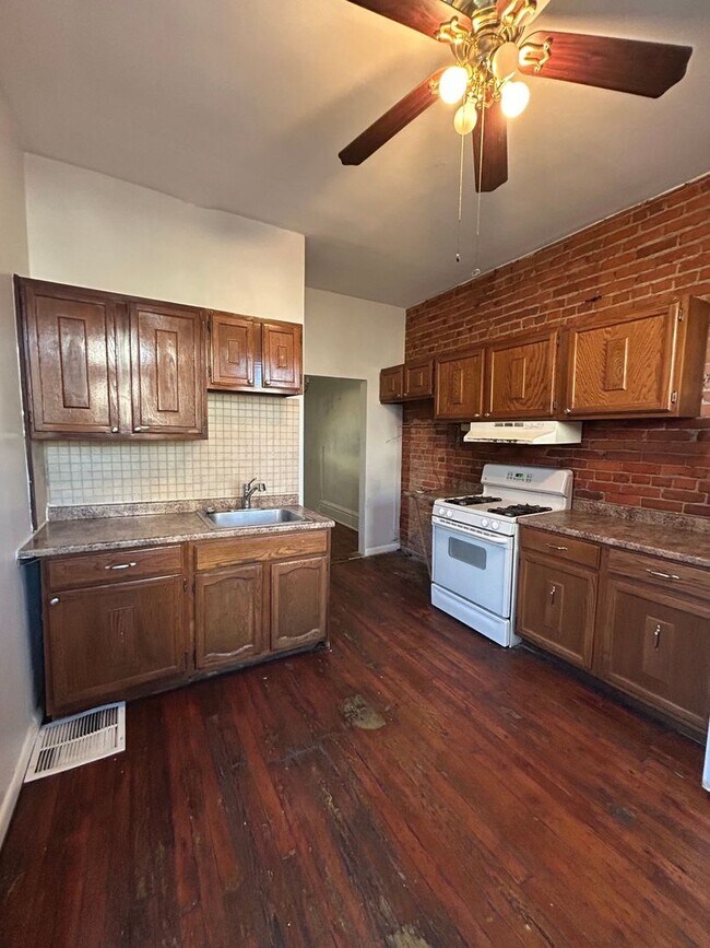 Building Photo - 222 Harris St