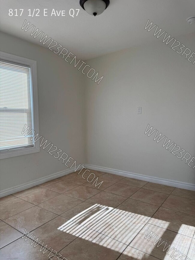 Building Photo - 817 E Ave Q7