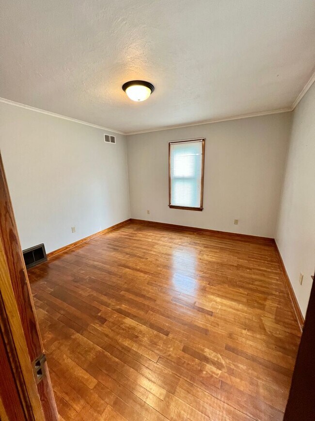 Building Photo - Spacious 2 Bedroom 1 Bath Single Family Home With Central Air- Available Now!