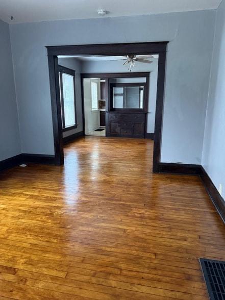 Building Photo - 846 Roscoe Ave