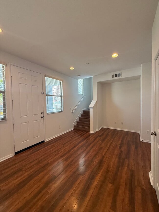 Building Photo - 2 Bedroom, 2.5 Bath Tri-level townhouse in Signal Hill