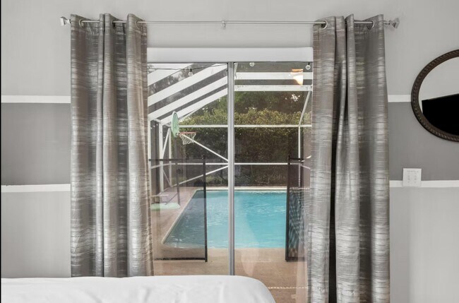 Building Photo - 730 SE White Ave