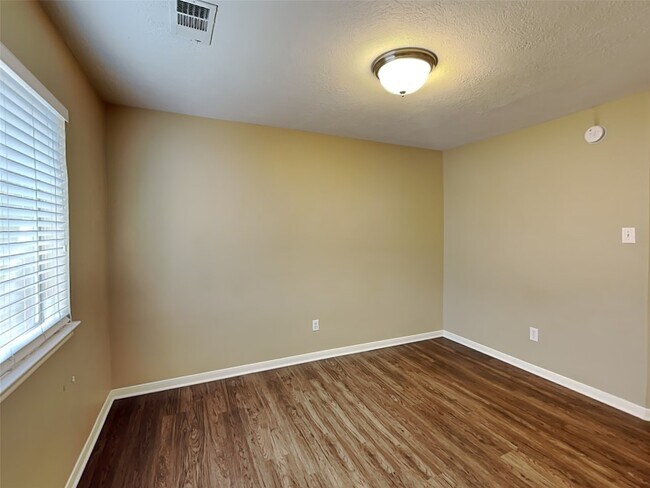 Building Photo - 1907 W Welsford Dr