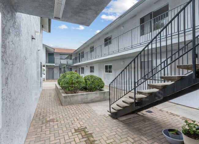 Building Photo - 339 W 15th Ave Apts