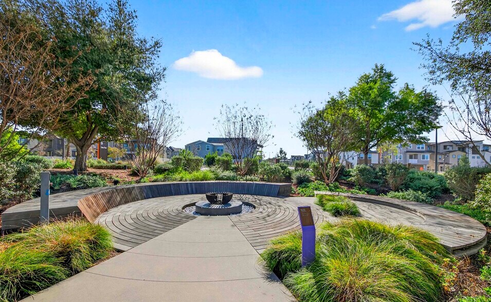 Building Photo - 346 Chorus