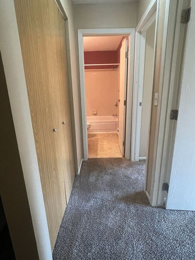 Building Photo - Chanhassen Town Home, All New Carpet/Floor...