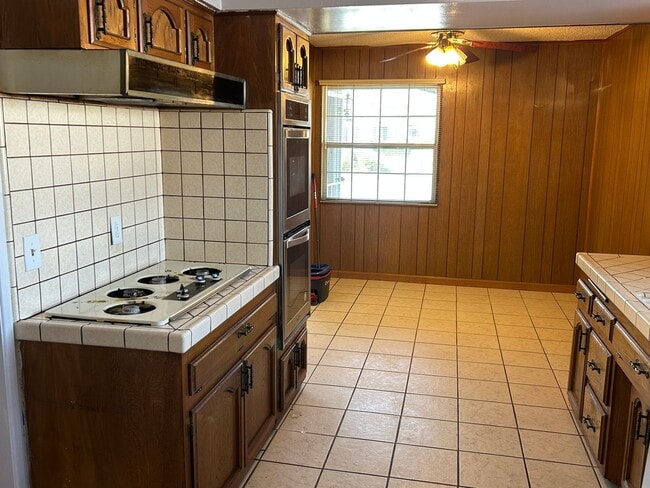 Building Photo - Charming Home with Sunroom & Spacious Backyard in Glendora