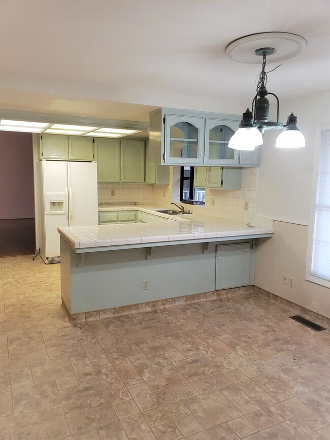 Building Photo - 4 bedroom 2 1/2 bath home in Sunset Oaks