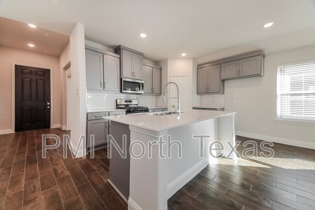 Building Photo - 515 Parrino pkwy