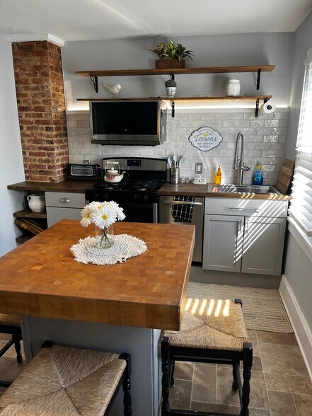 Kitchen - 52 Madison Pl