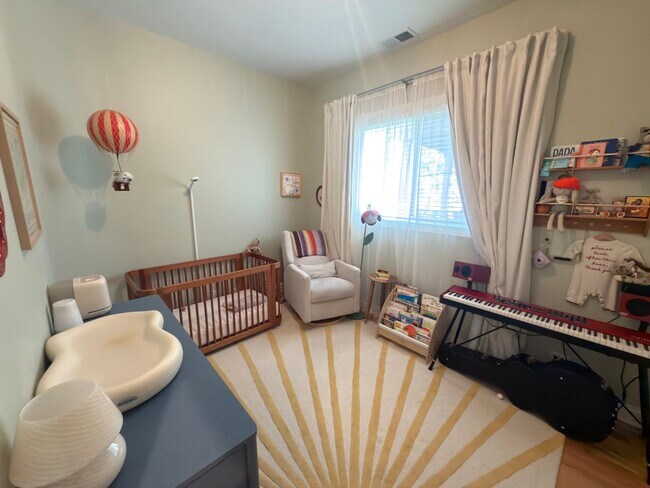 Building Photo - Beautifully updated & maintained 2 bed/2 bath Noble Square condo in an intimate 3 unit building.