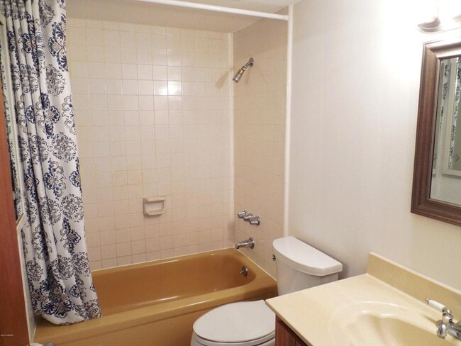 Upstairs bathroom - 266 Timberline Trl