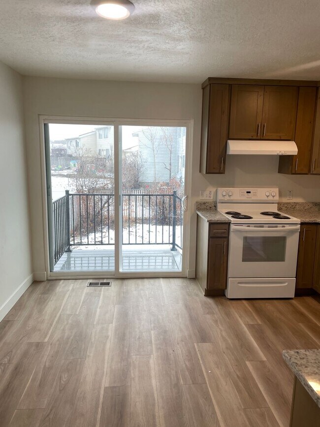 Building Photo - 3 bedroom, 1 bath unit. Newly Remodeled.