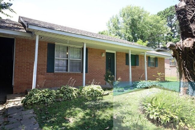 Building Photo - Move in special $600!! Recently renovated 3 bed 1 bath home with fenced yard and a bonus space! -...