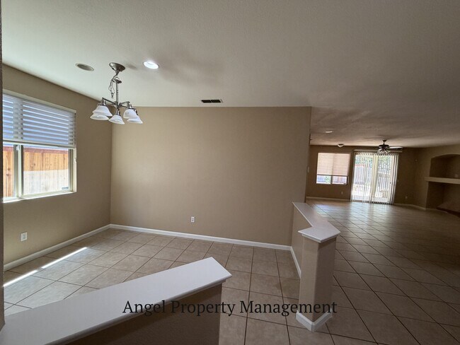 Building Photo - 10101 E Taron Dr