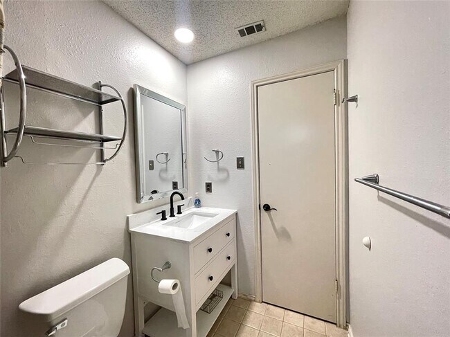 Building Photo - 5912 Avery Island Ave