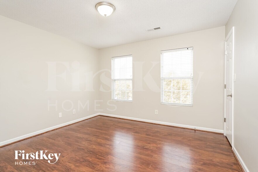 Building Photo - 275 Frontier Dr
