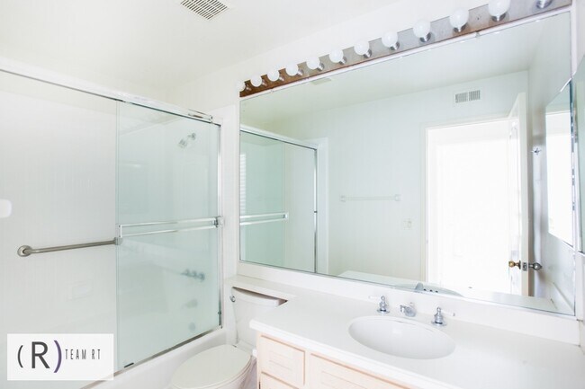Building Photo - Fully Furnished 3be/3ba Home in Desirable ...
