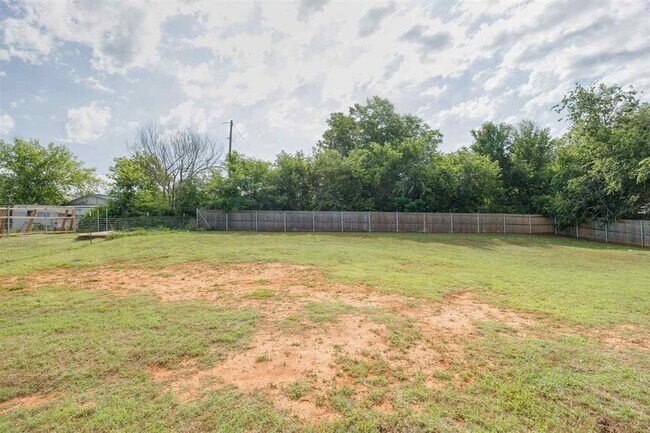 Building Photo - 205 Lincoln St